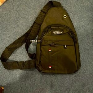 selling this beautiful chest bag, good for out door shopping and many more!